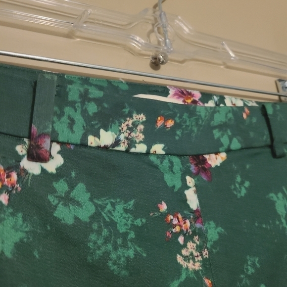H&M | Women's Green Floral Pull-on Style Straight Ankle Pants (Size 8) - Picture 5 of 15